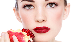 Pomegranate juice helps lighten the skin tone